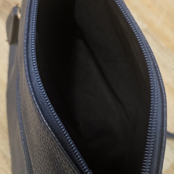 Crossbody Leather Bag.Classic Design. - Picture 5 of 6